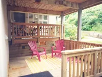 Rustic Mountainside Chalet Hotels near Blue Mountain