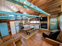 Cozy, quiet, and Lakefront Cottage in phenomenal Gravois Mills with AC, WiFi - Homestays