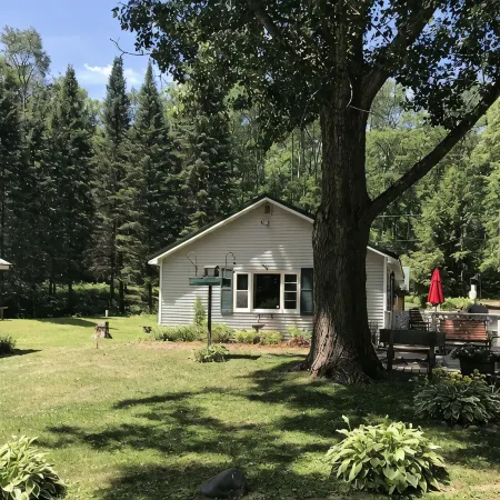 Cozy 2-bedroom cabin in the beautiful Northwoods on Lac Courte Orielles Lake!