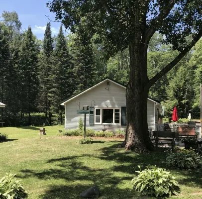 Cozy 2-bedroom cabin in the beautiful Northwoods on Lac Courte Orielles Lake!