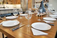 The Summit-Walkable to Town with 3 King Suites and Hot Tub and Sauna - Homestays