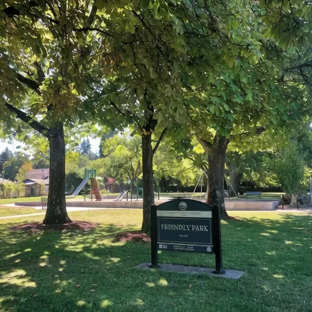 Friendly Alley Bungalow~Private Oasis Close to UO