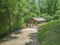 Lakeside Family Escape-Modern log home in secluded cove w/pvt. dock, Sleeps 12 - Homestays