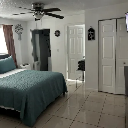 Delightful apartment with AC in sunny Delray Beach
