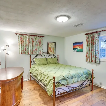 Tranquil 1-bed apt sleeps 4 overlooking Indian Creek Gorge w/ WiFi, AC & hot tub