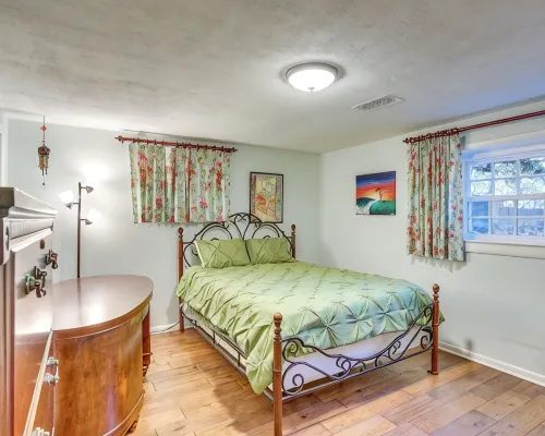 Tranquil 1-bed apt sleeps 4 overlooking Indian Creek Gorge w/ WiFi, AC & hot tub Hotels in Mason