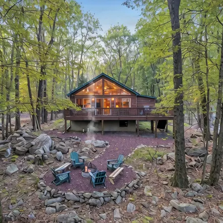The Robin's Nest, a cozy 3-bedroom cabin in Lake Harmony with Firepit, AC, WiFi
