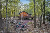 The Robin's Nest, a cozy 3-bedroom cabin in Lake Harmony with Firepit, AC, WiFi - 샬레 호텔
