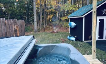 Private 2 Bedroom Pet Friendly Cabin Escape w/ Hot Tub in Greenbush, Michigan