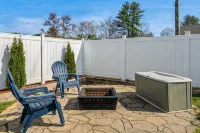 Foosball/Firepit/Fenced Yard/4 Min to Hendo/4 Beds - Kitchens