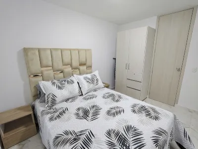 Apt in Giron, 3 blocks from the main park and 15 minutes from the airport! 酒店