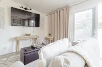 Chic 1 Bedroom Apartment w/ Comfy King Bed - Wifi