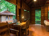 Art's Riverview Lodge Hotels in Phanom