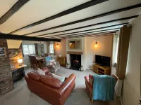 Cosy two bedroom cottage with log fire in the beautiful village of Swynnerton. ストーンのホテル