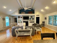 Blackbeard’s Lakefront Bungalow - convenient location with year-round lake views - 3-Star