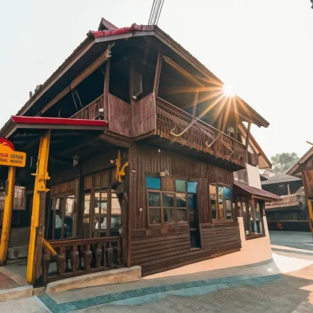 Chan Daeng Hotel (Antique Hotel)