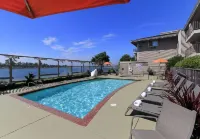 Executive Inn & Suites Oakland - Rooftop Pools