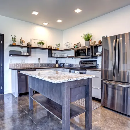 Modern King Suite + Full Kitchen + W/D + Walk to Rushmore Mall