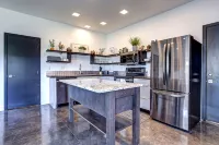 Modern King Suite + Full Kitchen + W/D + Walk to Rushmore Mall