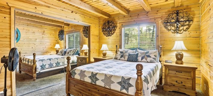 A Real Log Cabin in the Pines with a Huge Game Room and a Jacuzzi Tub! Hotels in Pine