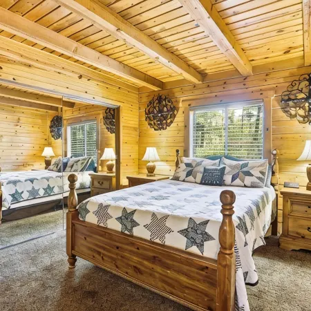 A Real Log Cabin in the Pines with a Huge Game Room and a Jacuzzi Tub! Отели в г. Пайн