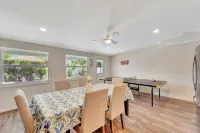 2 Kitchens + Pool + Ping-Pong + Corn Hole + BBQ + Next to Venice Downtown - Homestays