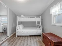 1 Block to Beach with Linens + Towels, BBQ & AC ベルマのホテル