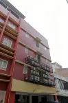 RedDoorz Plus Near Galaxy Bekasi - Guest houses