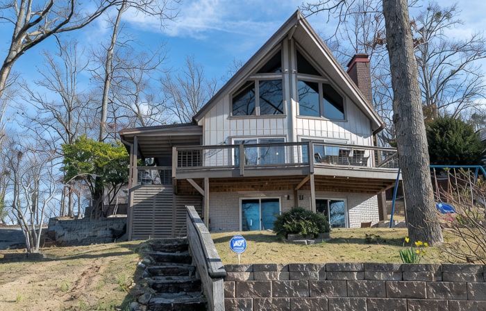 Charming waterfront home with beautiful panoramic views!!
