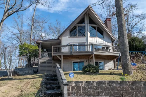 Charming waterfront home with beautiful panoramic views!! - Homestays