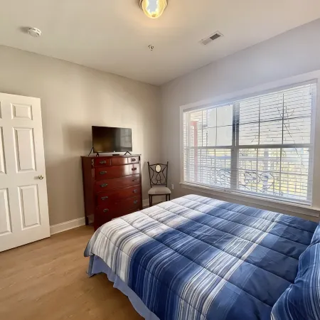Lake Norman Condo near Charlotte! Great Location steps from downtown Cornelius! Отели в г. Корнелиус