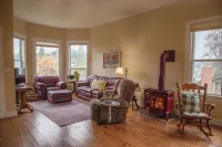 Historical Victorian with Modern Touch. Garage with EV Charger - Wifi
