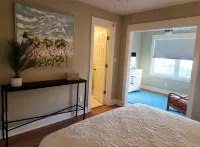 9 MINUTE WALK TO THE BEACH; BEAUTIFULLY DECORATED; GREAT SIDE-STREET LOCATION - โฮมสเตย์