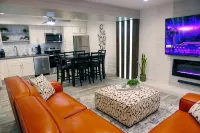 Natures Best Modern - Amazing GETAWAY, 2- Person LED Shower, 75" TV, King Bed - Homestays