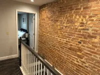 Cozy 2Br Retreat with Free Parking & Prime Location - บังกะโล
