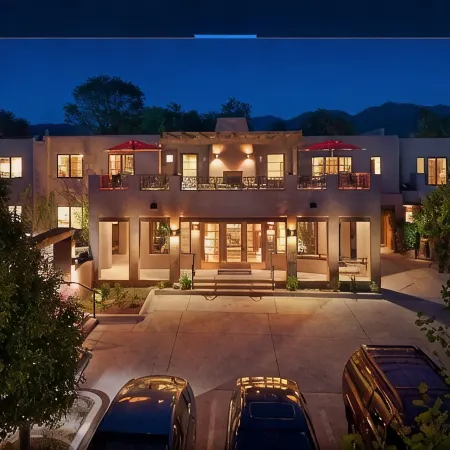 Luxury 3-bdr, 3-bath condo 3 blocks from Plaza downtown with underground parking