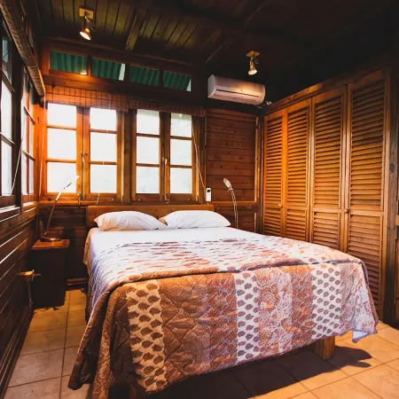 Secluded Hillside Cottage with Bay & Rainforest Views, Just 5 Mins to the Beach