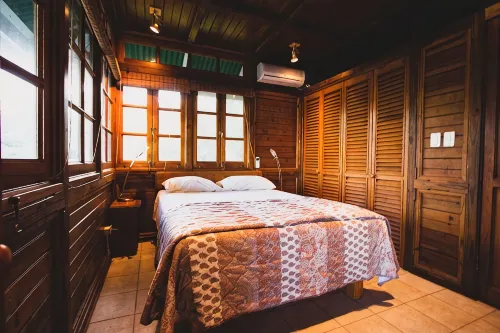 Secluded Hillside Cottage with Bay & Rainforest Views, Just 5 Mins to the Beach - Balkoner