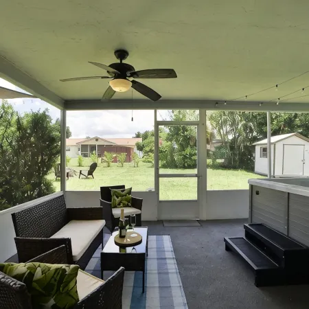 The Purple Palm House - Relaxing 2-bedroom house in Sebring with WiFi & Hot Tub