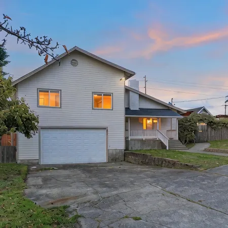 The NorthWest Vibes 6bd/3ba w/GameRoom Covered String Light Deck w/ BBQ&Firepit