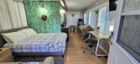 Cozy Guesthouse/Garden Hideaway Retreat, Private Entrance, Safe and Quiet Area