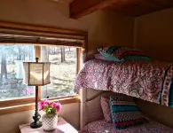 Log Cabin in tall pines, backs to forest, great hiking, star-gazing, biking! - シャレー