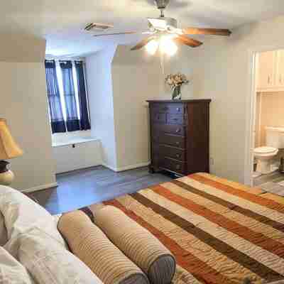 Cozy French Getaway! With full kitchen, workspace, treadmill and grill. Rooms