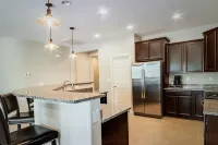 Amazing outdoor space! 5 minute walk to park with paved trails. - Swimmingpools