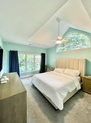Modern House in Clifton Gaslight - 3 BR 3BA with Walkable Shops and Restaurants - Bungalows