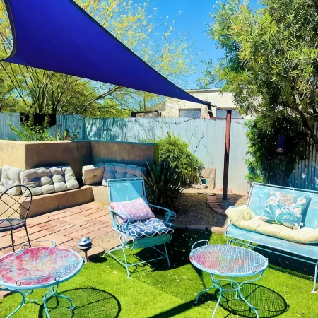 Artsy Historic Downtown 2BR w large backyard & private Salt Water Spa Pool