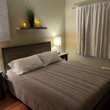 Cozy 1920's Bungalow in Tacoma with Sauna, Wood Fireplace, Chef's Kitchen