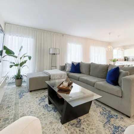 Luxury Pool Home for 10– Near ASU & Airport - BBQ -