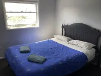 4 bedroom home. Close to restaurants,fast food, shopping and hospital - balcony