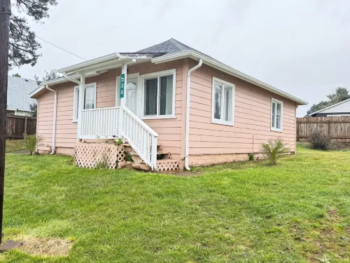 Pacific Escape-Walk to the beach! Adorable 2-bedroom Crescent City home. - 3-Star